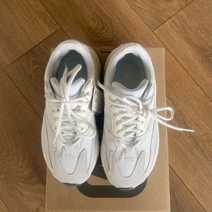 SOLD Yeezy boost 700 analog size 6